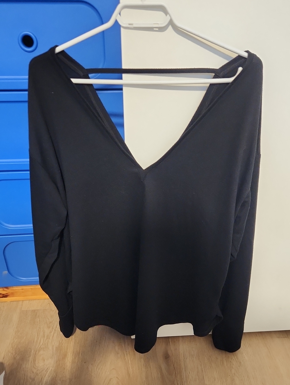 Women's Black V-Neck Long Sleeve Top